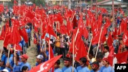 Hàng chục nghìn ủng hộ viên của phe Maoist đã diễu hành qua thủ đô Nepal hôm thứ Bảy để yêu cầu thủ tướng từ chức