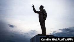 Une statue de l'ancien président Omar Bongo dans un parc de Franceville, au Gabon, le 21 mai 2019.