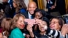 ARCHIVO - El gobernador de Maryland, Wes Moore, se toma una foto con invitados en una recepción en reconocimiento del Mes de la Historia Negra en el Salón Este de la Casa Blanca en Washington, el 6 de febrero de 2024.