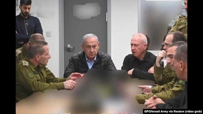 Perdana Menteri Israel Benjamin Netanyahu mengawasi operasi Israel terhadap Iran dari pusat operasi di Kementerian Pertahanan Israel di Tel Aviv, Jumat, 25 Oktober 2024. (Foto: GPO/Israeli Army via Reuters)