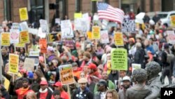 Manifestantes llegan al edificio de los juzgados federales en San Luis, Missouri.