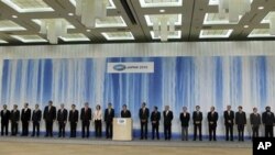 Japanese Prime Minister Naoto Kan, center, speaks at a joint delcaration with other APEC leaders in Yokohama, Japan, 14 Nov 2010