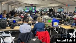 La sala de prensa cuenta con varias pantallas de televisión para que los periodistas puedan seguir los discursos en tiempo real.