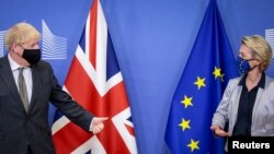 European Commission President Ursula von der Leyen welcomes British Prime Minister Boris Johnson in Brussels, Belgium December 9, 2020. Olivier Hoslet/Pool via REUTERS