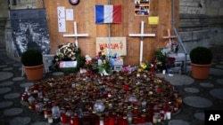 A makeshift memorial remembers the victims of the Dec. 19, 2016 terror attack on a Christmas market, placed at the Breitscheidplatz in Berlin, Oct. 12, 2017. 