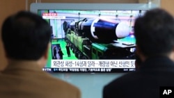 People watch a TV screen showing a local news program reporting about North Korea's missile launch, at the Seoul Railway Station in Seoul, South Korea, Nov. 30, 2017. 