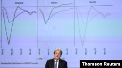 파올로 겐틸로니 EC 경제 집행위원이 11일 벨기에 브뤼실에서 경제 전망을 브리핑하고 있다.