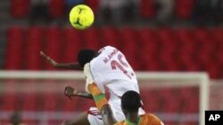 Mohamed Ahmed du Soudan tente de jouer la balle de la tête face à une attaque Nathan Sinkala de la Zambie lors des quarts de finale de la Coupe d’Afrique des nations au stade de Bata, en Guinée équatoriale, 4 février 2012.