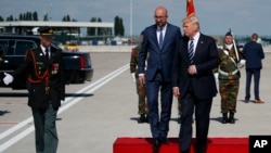 Le Premier ministre belge Charles Michel reçoit le président américain Donald Trump à l’aéroport International de Bruxelles, 24 mai 2017.