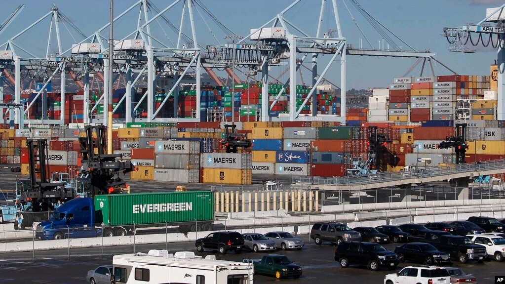 资料照片：2015年2月23日，一辆半拖集装箱离开洛杉矶港。（美联社照片）(photo:VOA)