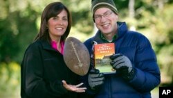 2013年8月23日《农民年鉴》总编辑桑迪邓肯(左)编辑彼得·盖革在缅因州路易斯顿。 有197年历史的《农民年鉴》预测2014年将迎来一个严寒的冬季。