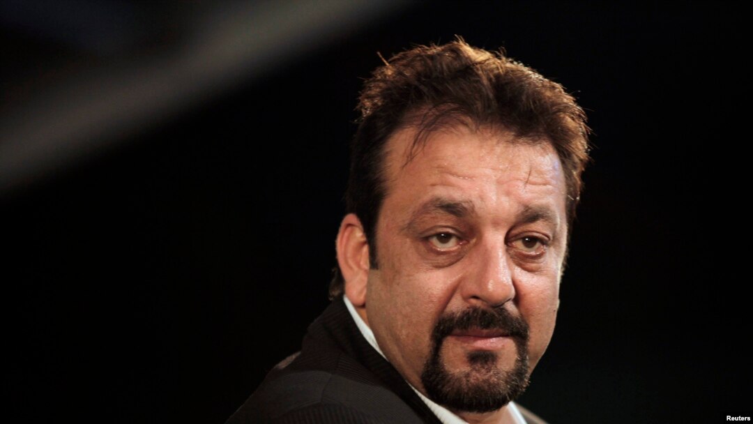 Aktor Bollywood, Sanjay Dutt, dikurangi hukumannya menjadi lima tahun penjara, Kamis (21/3). Sanjay Dutt dipenjara atas tuduhan menyimpan senjata ilegal terkait pemboman Mumbai tahun 1993. 