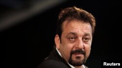 Aktor Bollywood, Sanjay Dutt, dikurangi hukumannya menjadi lima tahun penjara, Kamis (21/3). Sanjay Dutt dipenjara atas tuduhan menyimpan senjata ilegal terkait pemboman Mumbai tahun 1993. 