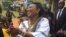 uNkosikazi Auxillia Mnangagwa unika abantu izipho ezehlukeneyo.