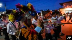 Simpatizantes del Movimiento Semilla marchaban la noche de este jueves en Sumpango, en apoyo a la fórmula presidencial que encabeza Bernardo Arévalo que se coló por sorpresa al balotaje para este domingo. [Foto: AP]