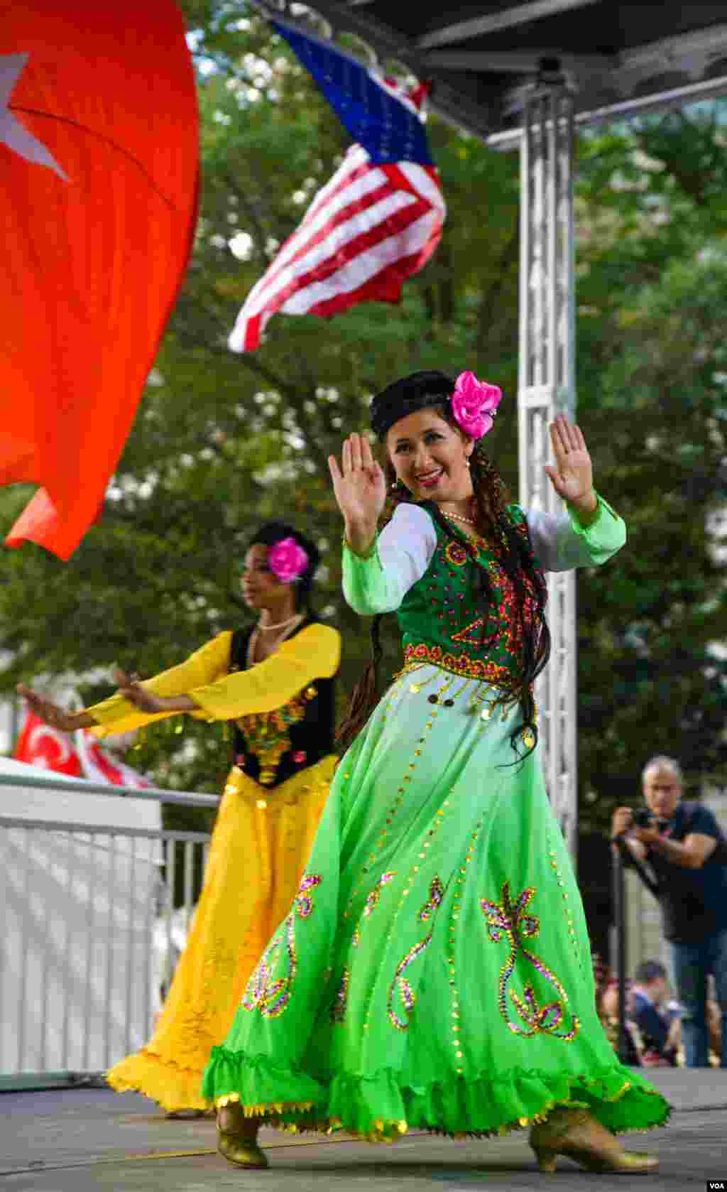 Uyg'urcha raqs, Ipak Yo'li raqs dastasi, raqqosa Nilufar Rahmonova (oldingi planda), Vashingtondagi turk festivalidan, 29-sentabr, 2013-yil