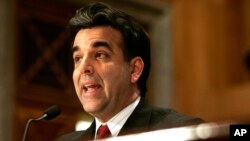 Héctor Barreto, ex director de la Administración de Estados Unidos para Pequeños Negocios, conversa con la VOA.