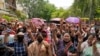 Refugiados de Myanmar que viven en Delhi rezan frente a la oficina del ACNUR con motivo del Día Mundial del Refugiado en Nueva Delhi, India, el martes 20 de junio de 2023. 
