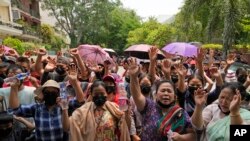 Refugiados de Myanmar que viven en Delhi rezan frente a la oficina del ACNUR con motivo del Día Mundial del Refugiado en Nueva Delhi, India, el martes 20 de junio de 2023. 