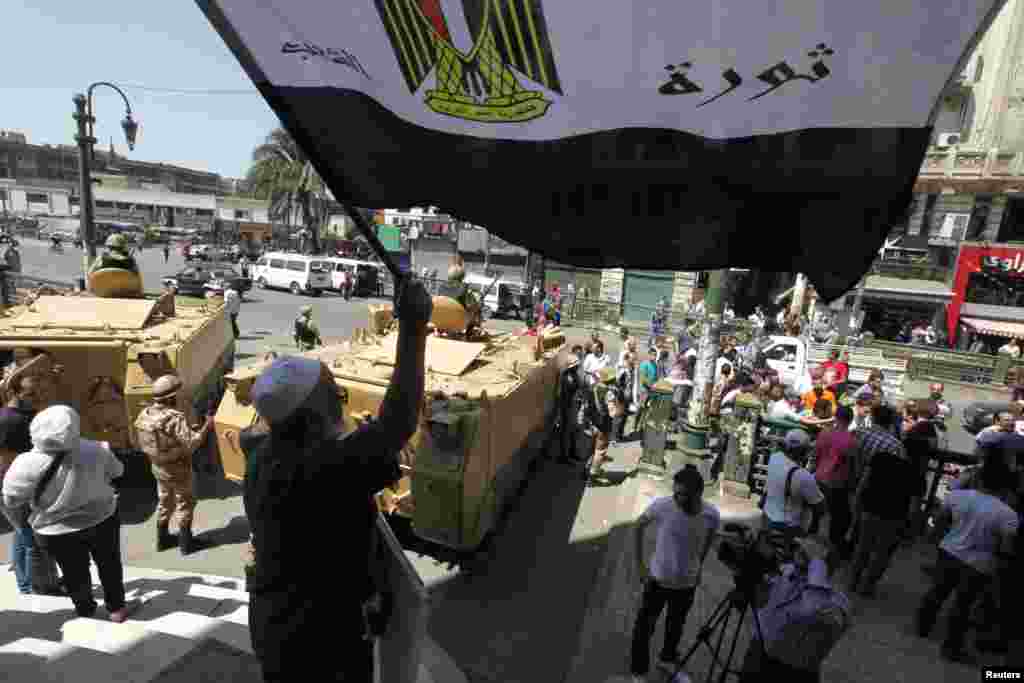 Protesters shout slogans against former president Hosni Mubarak's release from prison, in front of the courthouse and the Attorney General's office in downtown Cairo, August 23, 2013. 