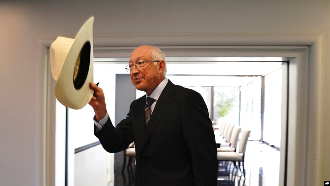 EE. UU. y México negocian visados para los agentes de la DEA. Foto: El embajador de EE. UU. en México, Ken Salazar, se despide después de hablar sobre las negociaciones en curso entre ambas naciones, en la Ciudad de México, el martes 9 de noviembre de 2021. (AP Foto/Marco Ugarte)