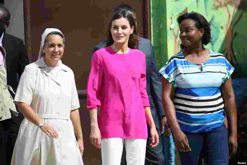 Rèn Espay la Letizia ak premye dam Ayiti Martine Moise kap mache pandan yon vizit nan Sant Sè yo nan Saint Vincent de Paul nan Site Solèy, Pòtoprens, Ayiti, 23 me, 2018. REUTERS/Andres Martinez Casares - RC1F11E87E20