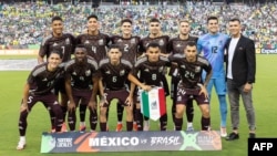 El equipo de la selección mexicana de fútbol posa ante fotógrafos antes del partido amistoso internacional de fútbol entre Brasil y México en Kyle Field en College Station, Texas, el 8 de junio de 2024.
