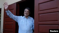 Sergio Ramírez, escritor nicaragüense y ganador del Premio Cervantes de literatura, saluda a los periodistas después de una conferencia de prensa en Managua, Nicaragua. [Foto de archivo]