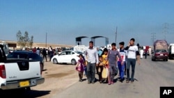 Warga meninggalkan rumah mereka di Ramadi, 115 kilometer dari Baghdad, Irak (15/4).