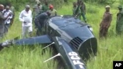 Des officiels tanzaniens sur les lieux du crash de l'hélicoptère du pilote britannique, le 30 janvier 2016. (ITV Tanzania via AP)