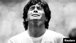 ARCHIVO - Diego Maradona de Argentina reacciona al recibir una tarjeta amarilla, durante la final de la Copa del Mundo contra Alemania, en el Estadio Azteca en la Ciudad de México, el 29 de junio de 1986.