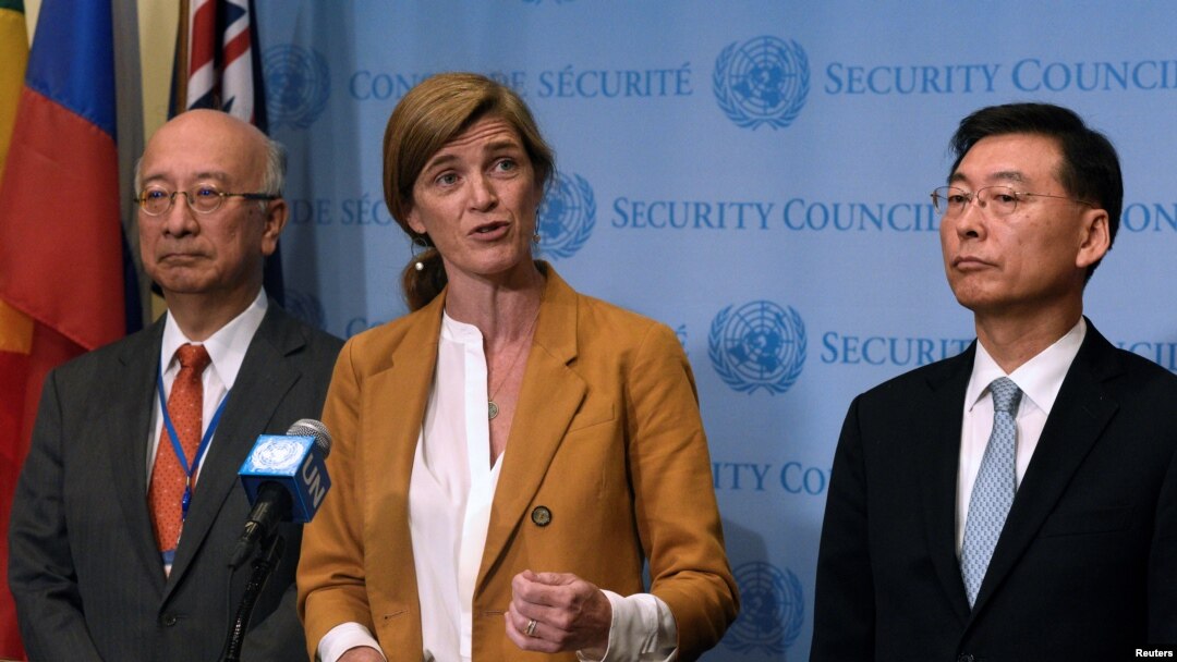 La embajadora de EE.UU. ante la ONU, Samantha Power (centro) habló con el embajador de Japón, Koro Bessho (izquierda) y con el embajador de Corea del Sur, Hahn Choong-hee (derecha) tras la reunión a puertas cerradas del Consejo de Seguridad de las Naciones Unidas, el martes, 6 de septiembre de 2016.