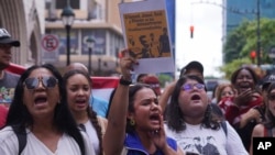 La gente protesta frente a la Fiscalía por la desaparición de cuatro niños que fueron vistos por última vez el 8 de diciembre de 2024 huyendo de un convoy militar en Guayaquil, el lunes 23 de diciembre de 2024.