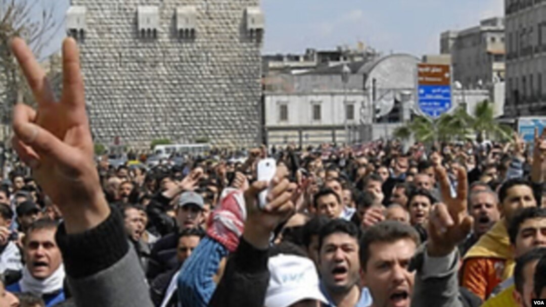 Demonstran anti pemerintah Suriah terus melakukan protes menuntut mundurnya Presiden Bashar al-Assad.