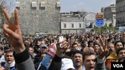 Demonstran anti pemerintah Suriah terus melakukan protes menuntut mundurnya Presiden Bashar al-Assad.