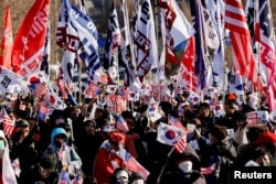 15일 한국 과천 고위공직자범죄수사처 인근에서 체포된 윤석열 대통령의 지지자들이 시위를 진행하고 있다.