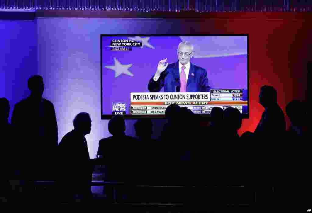 Les partisans de Donald Trump regardent John Podesta, le directeur de campagne de la candidate démocrate à la présidentielle, Hillary Clinton, parler à New York, le 9 novembre 2016.