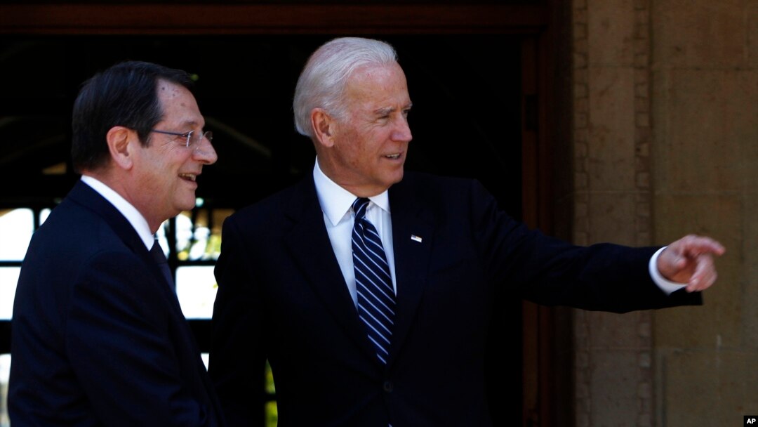Wapres AS Joe Biden (kanan) bersama Presiden Siprus, Nicos Anastasiades di Nicosia hari Kamis (22/5).