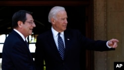 Wapres AS Joe Biden (kanan) bersama Presiden Siprus, Nicos Anastasiades di Nicosia hari Kamis (22/5).