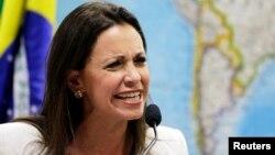 La diputada María Corina Machado también denunció ante el Senado en Brasil la censura y la represión que vive su país. Machado fue invitada al Parlamento Europeo en su calidad de diputada, pese a que fue destituida del cargo.