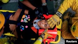 Members of the rescue unit participate in a practice session at the Comandos de Salvamento (Rescue Corps) base in San Salvador, El Salvador, July 2, 2016.