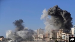 Asap mengepul dari sejumlah bangunan di Tyre, di selatan Lebanon, pada 28 Oktober 2024, menyusul serangan Israel ke wilayah tersebut. (Foto: AP/Mohammad Zaatari)