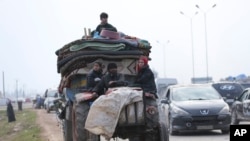 Syrians flee the advance of the government forces in the province of Idlib, Syria, toward the Turkish border, Jan. 29, 2020. 