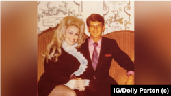 ARCHIVO - Dolly Parton y su esposo Carl Dean en una foto sin fecha.