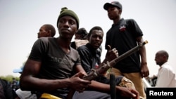 Des membres d'une milice d'autodéfense locale luttant contre Boko Haram, Maiduguri, Nigeria, le 9 juin 2017.