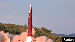 2026년 10월 12일, 북한에서 실시된 시험 사격 중 전술유도탄(전술탄도미사일)이 발사되는 장면