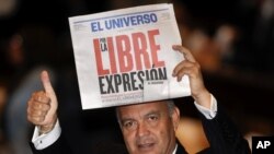 El legislador de la oposición Ramiro Terán sostiene una copia del periódico El Universo de Guayaquil, durante un discurso del presidente Rafael Correa en la Asamblea Nacional, en agosto de 2011.