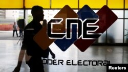 El CNE está integrado por cinco miembros denominados rectoras o rectores electorales que deberían ser elegidos por la Asamblea Nacional y que según la Constitución, no deberían tener vinculación alguna con agrupaciones políticas.