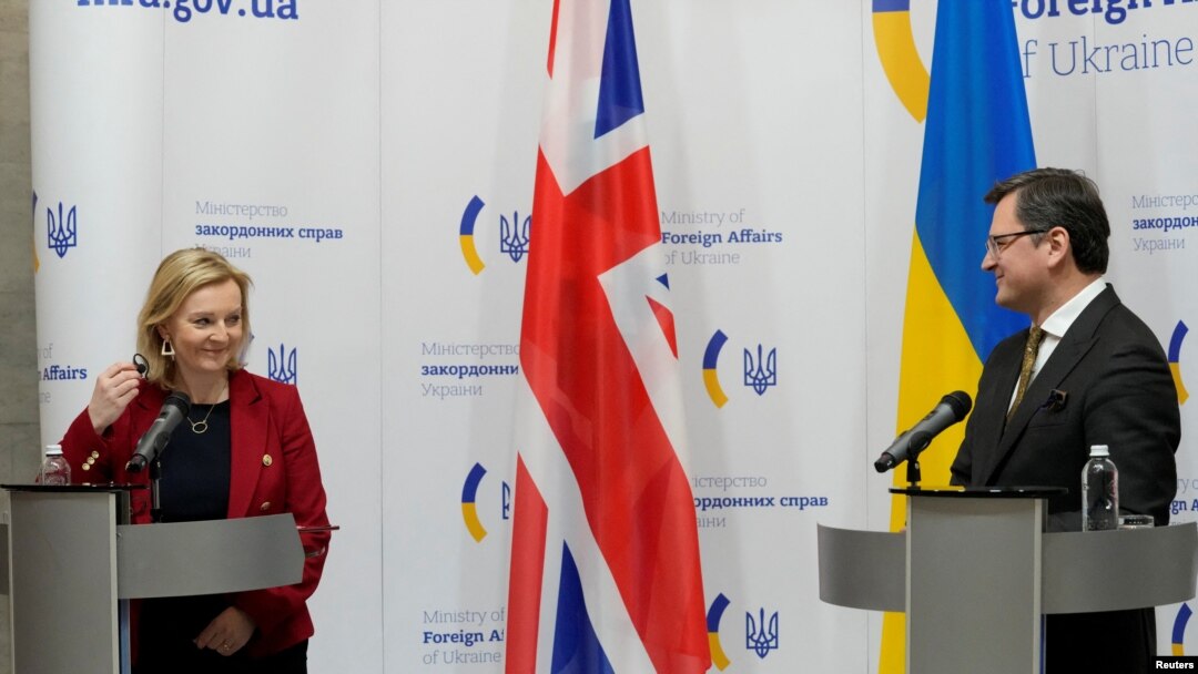 Ngoại trưởng Anh Liz Truss và Ngoại trưởng Ukraine Dmytro Kuleba họp báo sau cuộc hội đàm của họ tại Kyiv, Ukraine, ngày 17 tháng 2 năm 2022. (Ảnh tư liệu)
