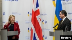 리즈 트러스 영국 외무장관(왼쪽)과 드미트로 쿨레바 우크라이나 외무장관이 17일 우크라이나 키예프에서 회담 후 공동기자회견을 했다.